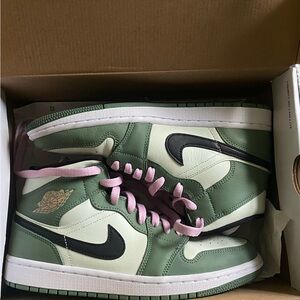 Wmns Air Jordan 1 Mid SE Dutch Green